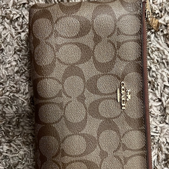 Coach double pouch carry all wallet!!! - Picture 2 of 5